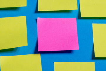 Concept one against all toleranz - one pink post it in a groupf of yellow post its