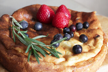 strawberry and blueberry cheesecake