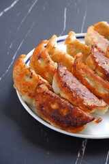 外がパリパリ、中がジューシーな焼き餃子