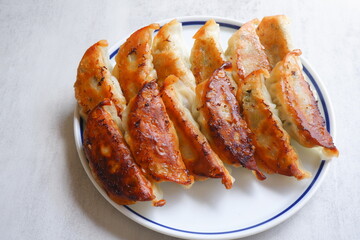 外がパリパリ、中がジューシーな焼き餃子