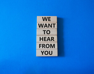 Obraz premium We want to hear from you symbol. Wooden blocks with words We want to hear from you. Beautiful blue background. Business and We want to hear from you. Copy space.