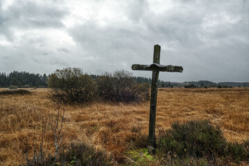 Pilgerkreuz an einem Wanderweg im hohen Venn in Belgien