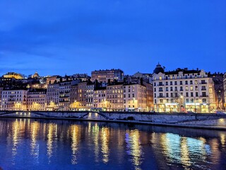 Fototapeta na wymiar Berges de Saône à Lyon, la nuit.