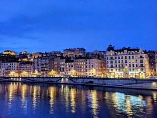 Fototapeta premium Berges de Saône à Lyon, la nuit.