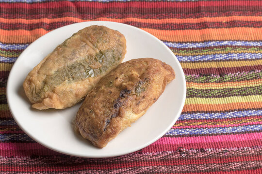 Chiles rellenos.... plato t&iacute;pico guatemalteco hecho con chile guaque relleno de carne de cerdo y verduras picadas como papa, zanahora ejote y rebosado luego en huevo batido y fritos