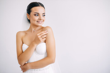 Obraz na płótnie Canvas Bride in a fashionable wedding dress and luxurious make-up.