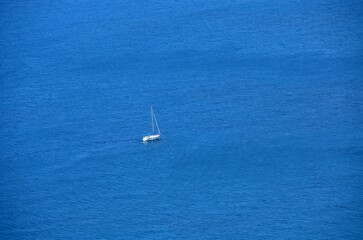 Barco navegando cerca de los acantilados de Maro-Cerro Gordo, cerca de Nerja, Málaga, Andalucía, España © BestTravelPhoto