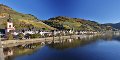 Fototapeta premium Panorama-Ansicht von Zell an der Mosel, Deutschland 