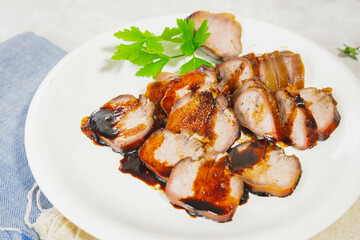 スライスした煮豚タン