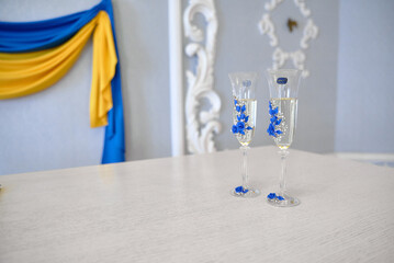Photo of decorated wedding glasses
