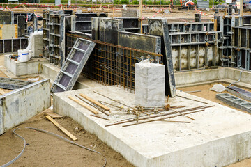 Concrete footing for column, concrete formwork with a folding mechanism on construction site