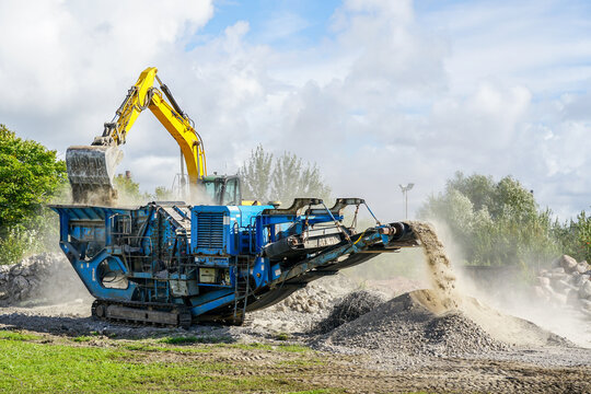 Mobile concrete and reinforced concrete construction debris shredding machine in operation