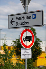 A German indicating label for the parking area for 