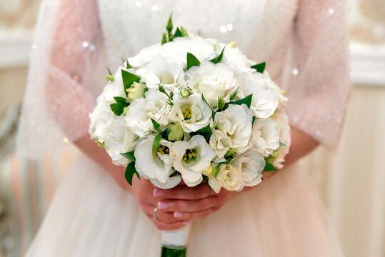Photo of the bride's wedding bouquet