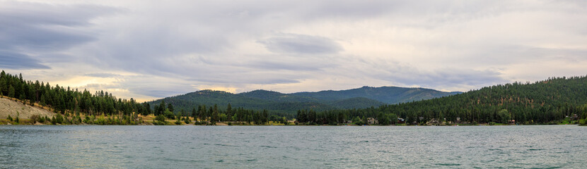 Fototapeta na wymiar lake with mountains in distance