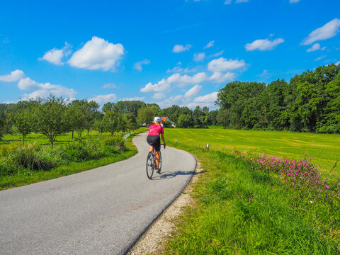 Bayern - Frau auf dem Rennrad im Norden von M&uuml;nchen