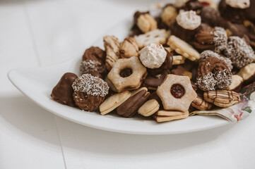 Austrian cookies on a plate - 548319409
