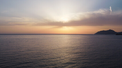 Fototapeta premium Tramonto in grecia, agios gordios, corfu, Paleokastritsa. Alcune delle spiagge più belle delle isole della Grecia.