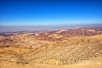 Fototapeta na wymiar Jordans inland, on the road from Petra to the Wadi Rum