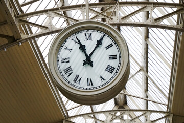 Large white clock at the train station - obrazy, fototapety, plakaty