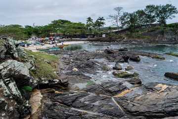 Linda praia do forte em volta do Forte São Mateus em Cabo Frio, com muitos barcos de pesca entre...