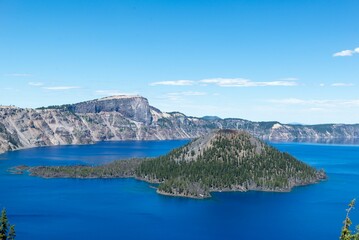 Horizontal image of an above view on Crater lake and its island in National Park in Oregon © Maiknatt/Wirestock Creators