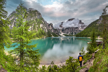 Landschaft Dolomiten mit Pragser Wildsee / Südtirol