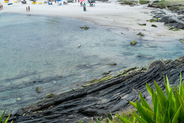 Lindas praias do forte em volta do Forte São Mateus em Cabo Frio, com muitas Rochas, a água do...