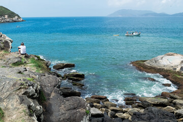 Lindas praias do forte em volta do Forte São Mateus em Cabo Frio, com muitas Rochas, a água do...