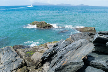 Lindas praias rochassas do forte em volta do Forte São Mateus em Cabo Frio, a água azul do mar...