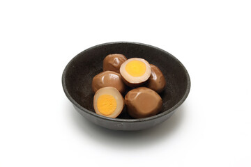 黒い食器にいれた味付け卵