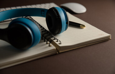Obraz na płótnie Canvas Headphones and notepad