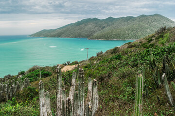 Vista de cima da linda Praia Arraial do Cabo Atalaia, com um lindo mar em volta, céu azul com...