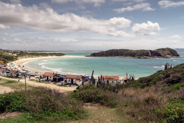Vista de cima da linda praia das Conchas, próxima a cidade de Cabo Frio, com muitos kiosquis a...