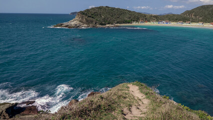 Vista de cima da linda praia das Conchas, próxima a cidade de Cabo Frio, com um mar azul em volta,...