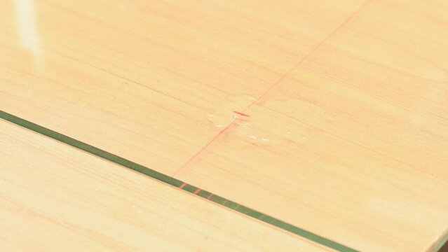 Haciendo hueco a vidrio transparente con broca y taladro en el taller