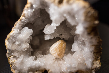 Yellow quartzite inside a quartz druse