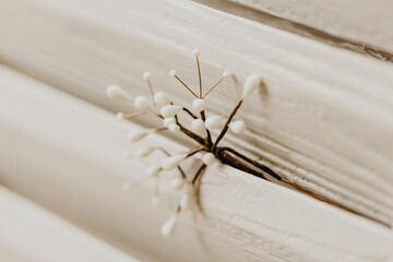 Pinces en céramique blanche pour accessoiriser la tenue de la mariée