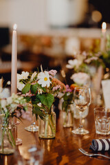 Bougies et bouquet de fleurs pour la décoration de la table