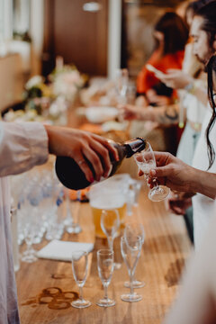 Servir le champagne aux invités