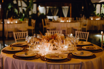 Dîner de mariage en extérieur illuminé à la bougie