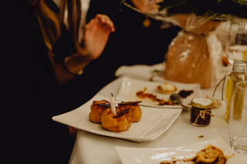 Choux à la crème servis à l'assiette