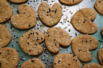 Galletitas saladas con harina de garbanzo y semillas
