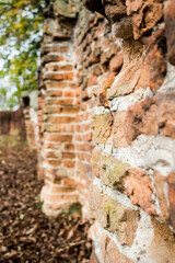 Stary ceglany mur z widoczną fugą 