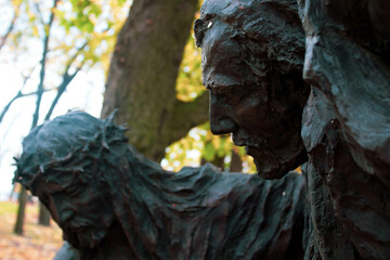 Kamienne posagi drogi krzyżowej postacie  © Monika