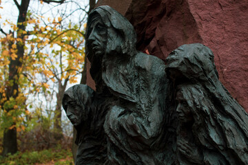 Posągi rzeżby płaczacych kobiet przy drodze © Monika