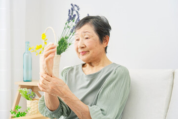 家で手が痛む高齢者女性