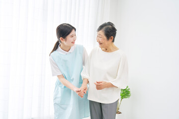 高齢者女性に寄り添う介護士