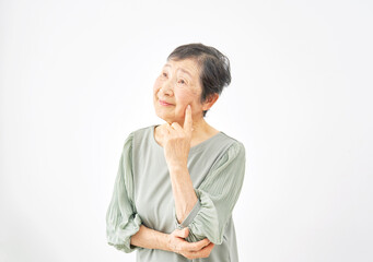 缶ゲル高齢者女性　白背景