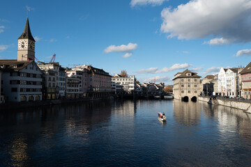 Fototapeta na wymiar Une barque sur la Limat à Zürich